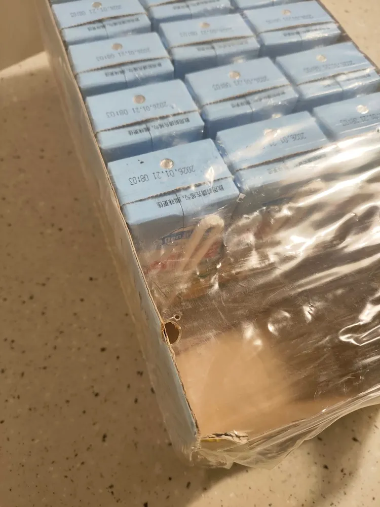 消費者發現好市多販售的飲料中有插香痕跡，疑似是別人拜拜完退貨的商品。翻攝自臉書社團Costco好市多 商品經驗老實說  