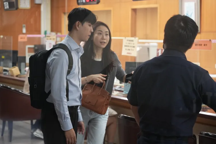 應曉薇律師吳佳蓉辦理交保手續。彭欣偉攝