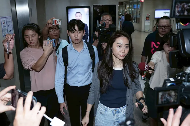 應曉薇律師吳佳蓉（前，長髮女子）受到關注。彭欣偉攝