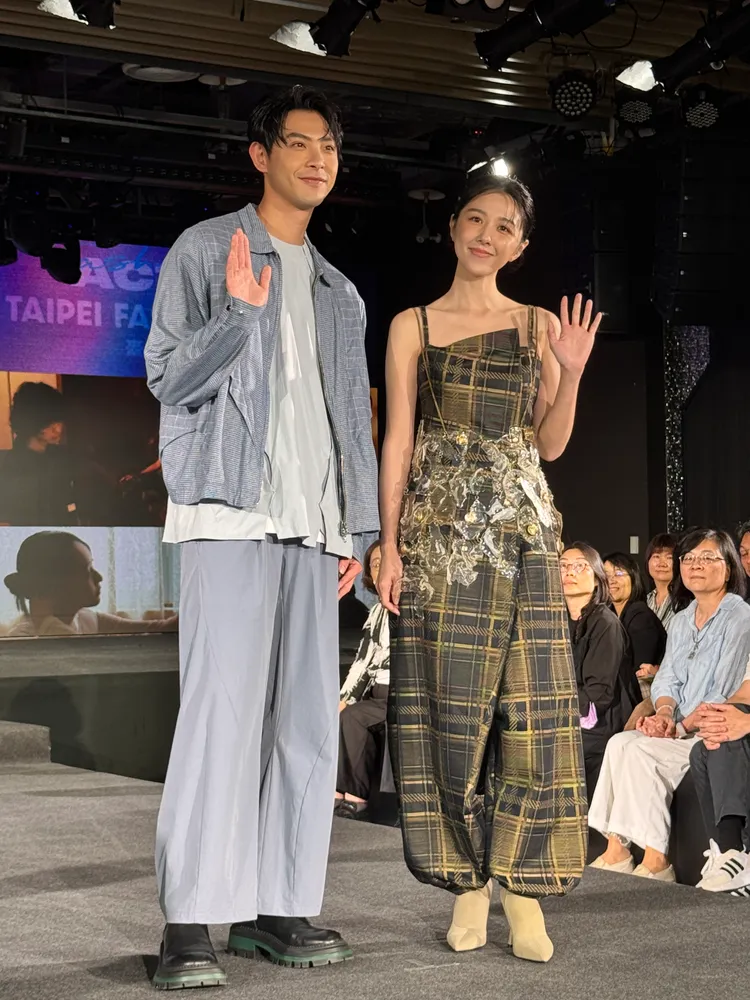 邵雨薇（左）、連晨翔（右）出席臺北時裝周SS26展前記者會。劉旻君攝