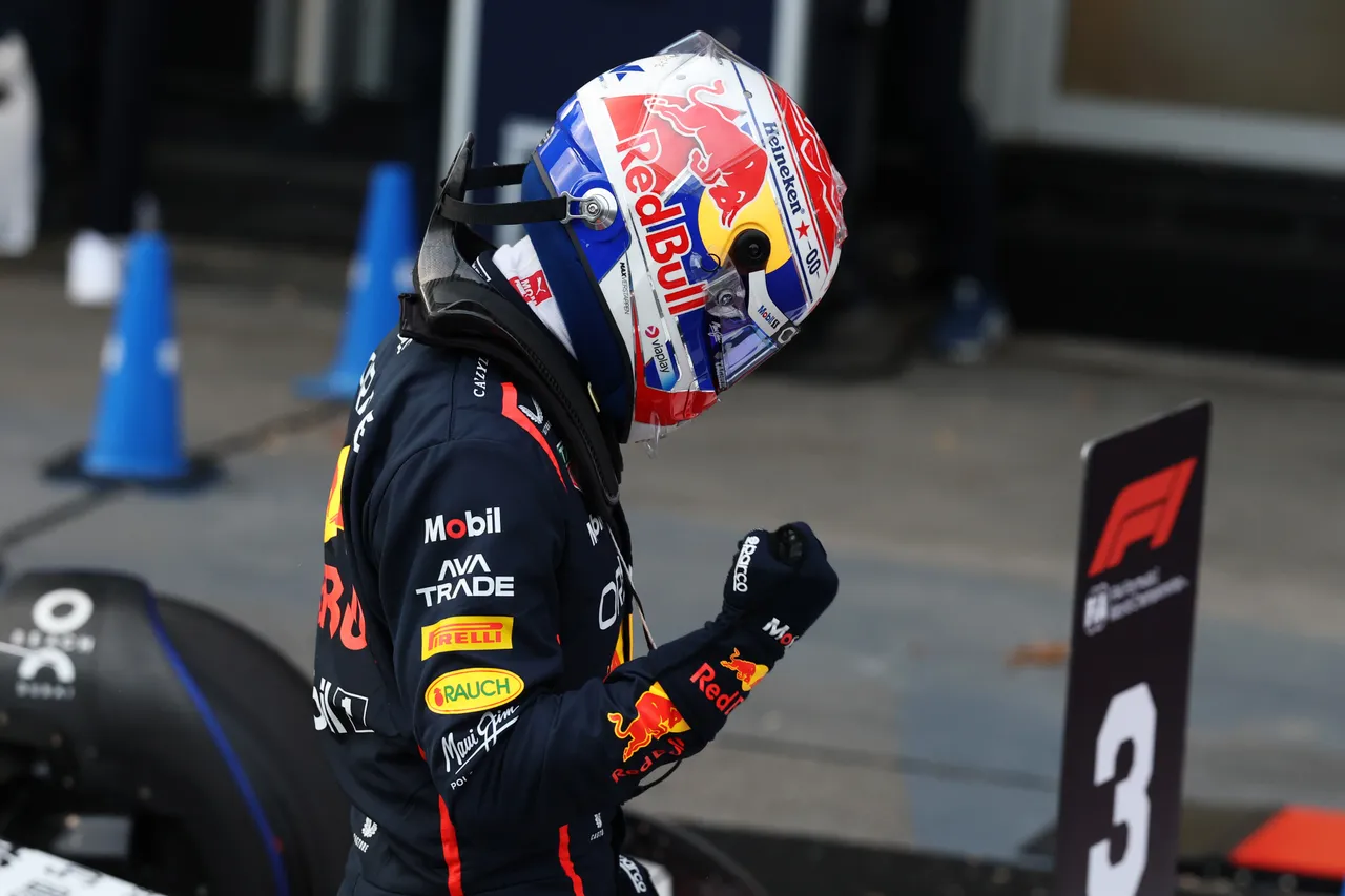 Max Verstappen不受风势影响,在排位赛中即完美抢下杆位,展现本周末夺冠的气势。Red Bull提供