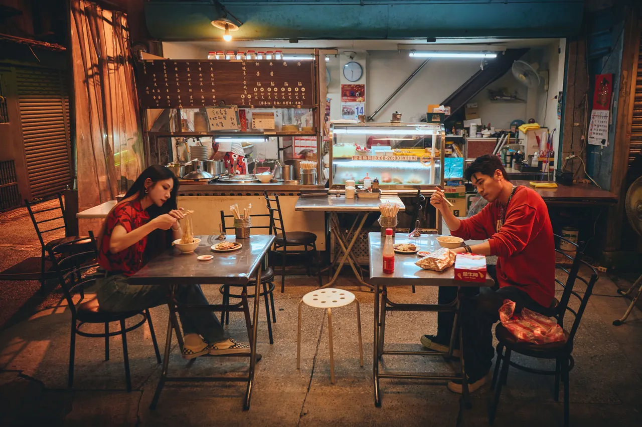 涂善存(右)与李千娜面店相遇却藏有致敬前作的巧思。环球音乐提供