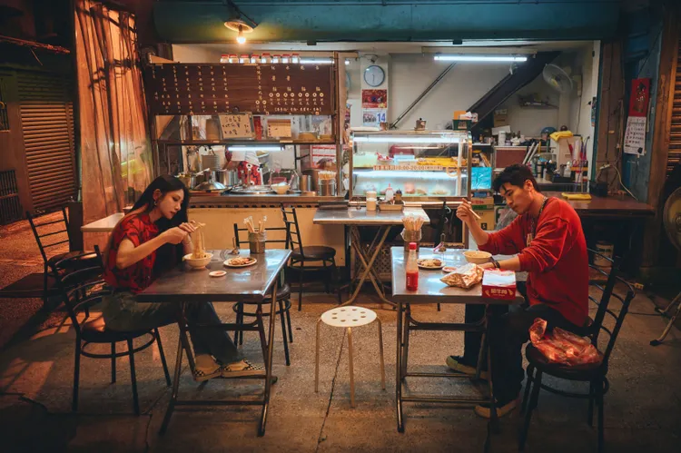 涂善存（右）與李千娜麵店相遇卻藏有致敬前作的巧思。環球音樂提供