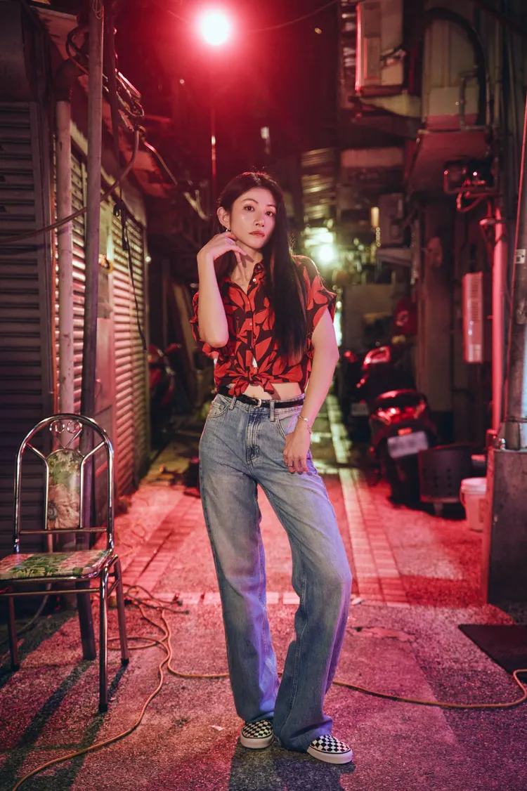 李千娜最新主打《愛情研究院》結合傻瓜龐克與搖滾能量。環球音樂提供