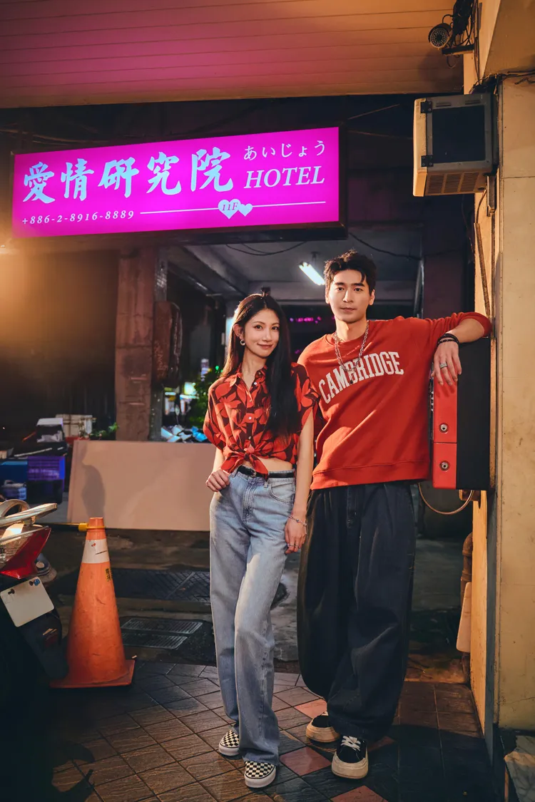 李千娜（左）再度收割男神，卻被涂善存叫「師母」。環球音樂提供