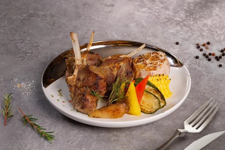 周日奢華早午餐推出的紐西蘭羊排，肉質厚實，經高溫煎炙後外層金黃焦香，口感軟嫩多汁，馥郁香氣佐以時令蔬菜的爽脆清甜，讓濃厚與清新的風味相互交織，營造出層次豐富、回味無窮的奢華享受。長榮鳳凰酒店（礁溪）提供