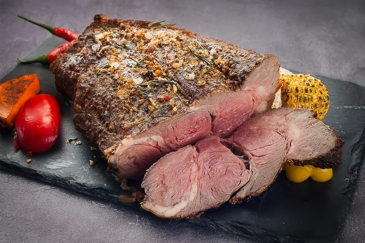 現場供應的「現切爐烤和牛」，由酒店主廚精準掌握火候，外層香料烘烤焦香，切面粉嫩誘人，油脂與肉汁交融入口即化，成為周日奢華早午餐最受矚目的焦點料理之一。長榮鳳凰酒店（礁溪）提供