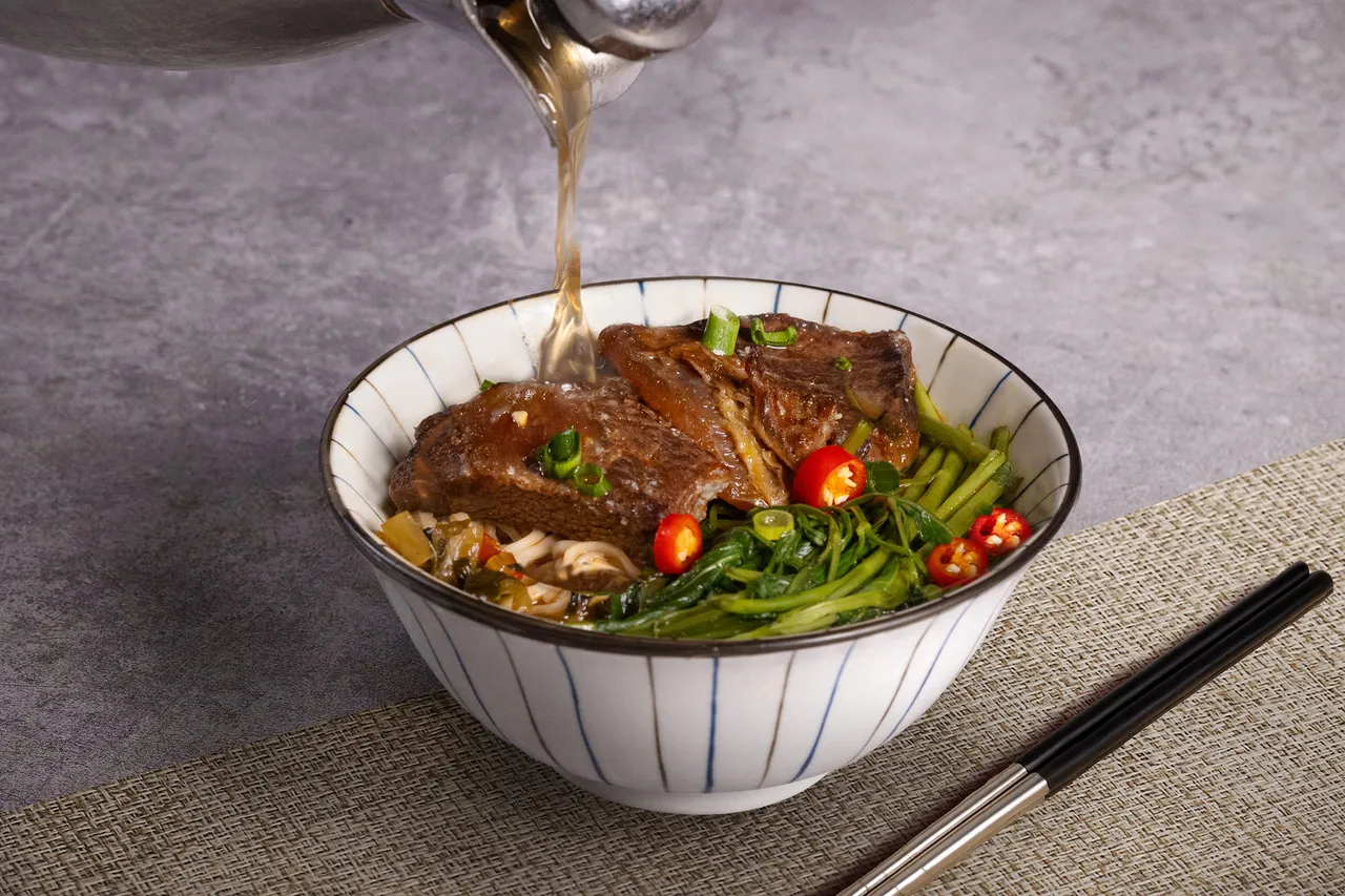 澳洲和牛牛肉面以细火慢炖汤头融入油花丰润的和牛牛颊肉,汤醇肉嫩、香气四溢,入口软嫩即化。展现温润而深刻的奢华滋味,成为周日奢华限定早午餐的暖心首选。长荣凤凰酒店(礁溪)提供