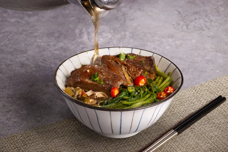 澳洲和牛牛肉麵以細火慢燉湯頭融入油花豐潤的和牛牛頰肉，湯醇肉嫩、香氣四溢，入口軟嫩即化。展現溫潤而深刻的奢華滋味，成為周日奢華限定早午餐的暖心首選。長榮鳳凰酒店（礁溪）提供