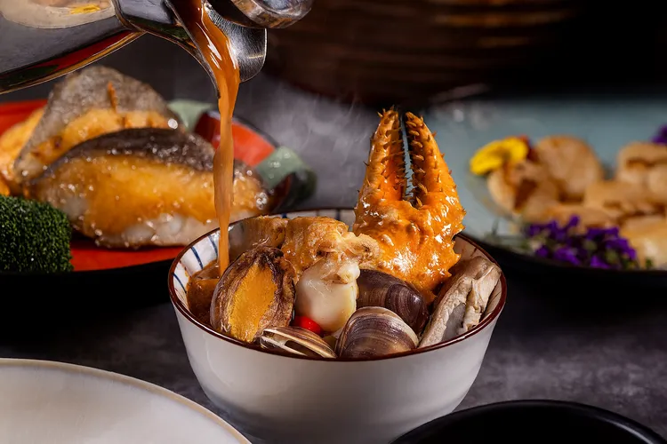 周日奢華早午餐中，主廚以龍蝦熬製的鮮美湯頭，結合鮑魚、蛤蜊、墨魚、北海道鱈場蟹等食材，幻化成極致奢華的鱈場蟹龍蝦湯泡飯，讓入住賓客感受一泊二食升級後的奢華滋味。長榮鳳凰酒店（礁溪）提供