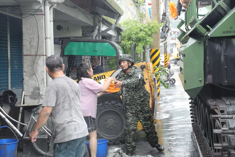 第2作戰區派遣海軍陸戰隊AAV7深入復興鄉運送物資。國防部提供