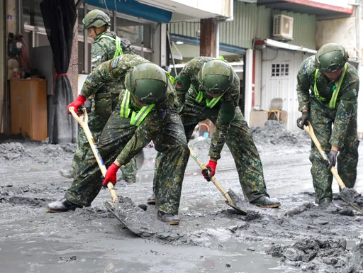 國軍投入花蓮光復災後復原!全力搶通道路、戰車送物資
