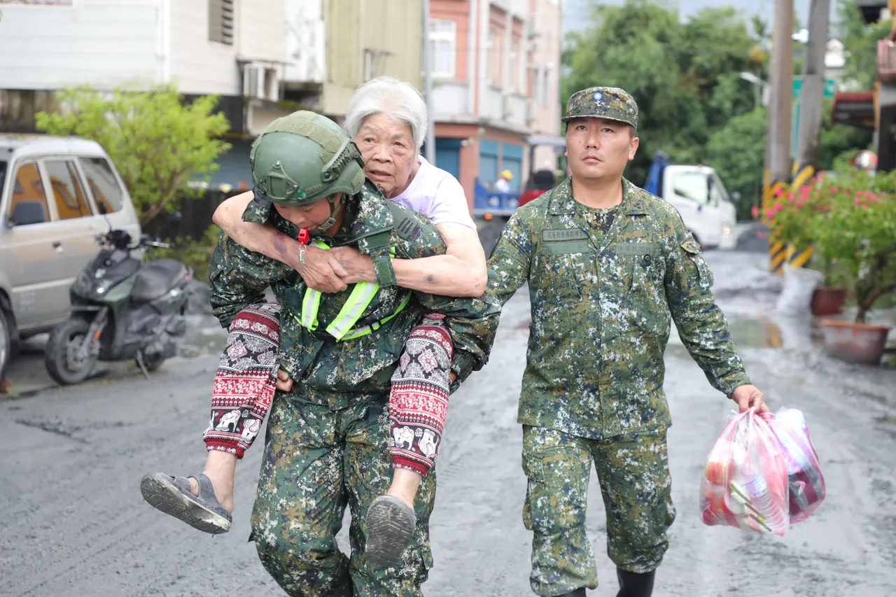 第2作战区官兵协助长者返家。国防部提供