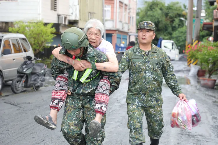 第2作戰區官兵協助長者返家。國防部提供