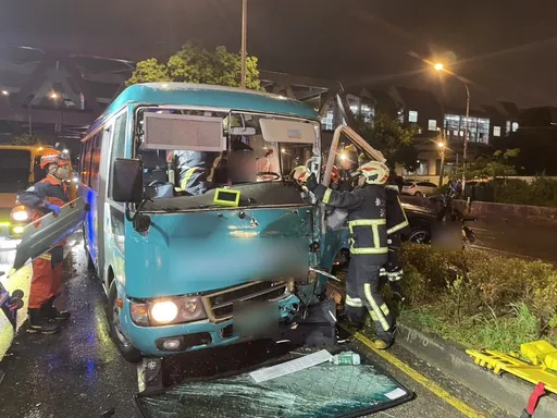 分隔島飛來賓士車!新店「懷恩專車」衰挨撞 女司機夾困腿骨折送醫
