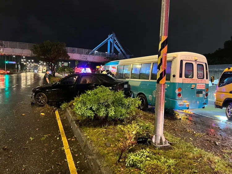 黑色賓士車飛越分隔島撞上對向懷恩專車左車頭，導致女駕駛腿部骨折送醫。翻攝畫面