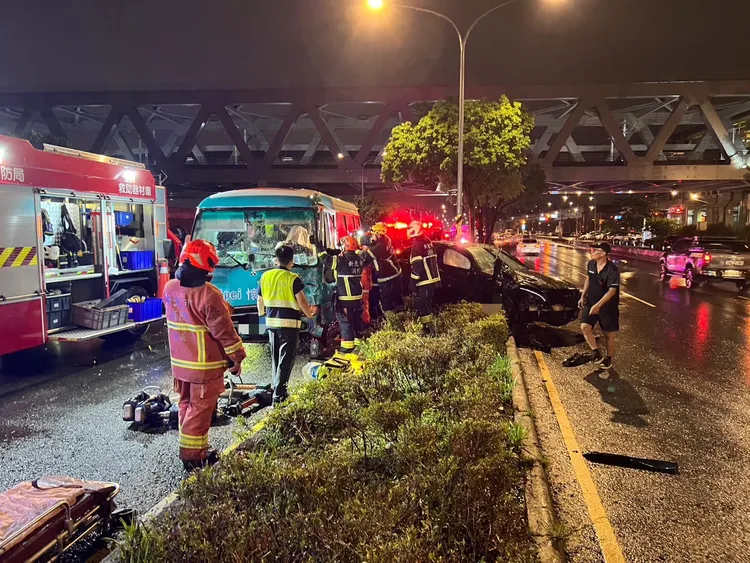 消防員到場時，懷恩專車女司機雙腿被夾困在駕駛座，眾人用力將變形車體撐開，並把破裂擋風玻璃拆下，將傷者救出送醫。翻攝畫面
