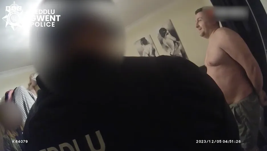 警方在清晨破門而入。BBC