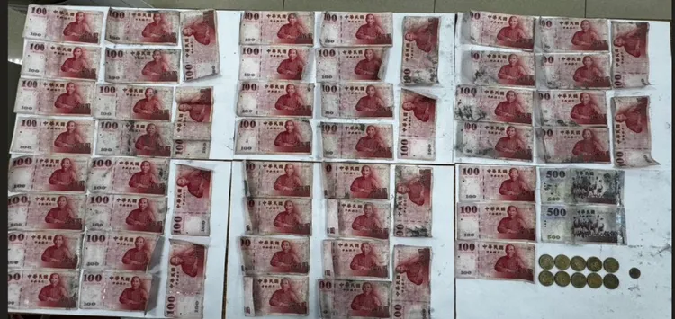 警方起獲贓款紙鈔上還沾有泥巴。警方提供