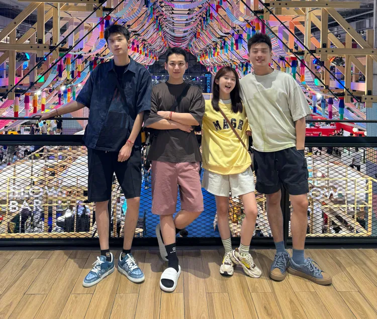 宋伊人（右二）和極光光（左二）往來頻繁。翻攝宋伊人微博