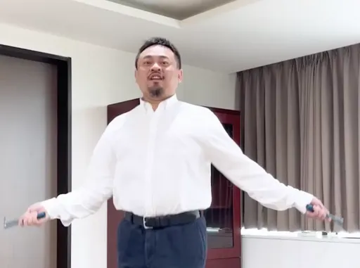 洪申翰为庆运动部挂牌 竟在办公室狂跳绳:不要小看胖子!