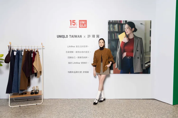 許瑋甯以燈芯絨襯衫疊搭喀什米爾混紡高領 T上衣、格紋短裙以及芭蕾舞鞋。品牌提供