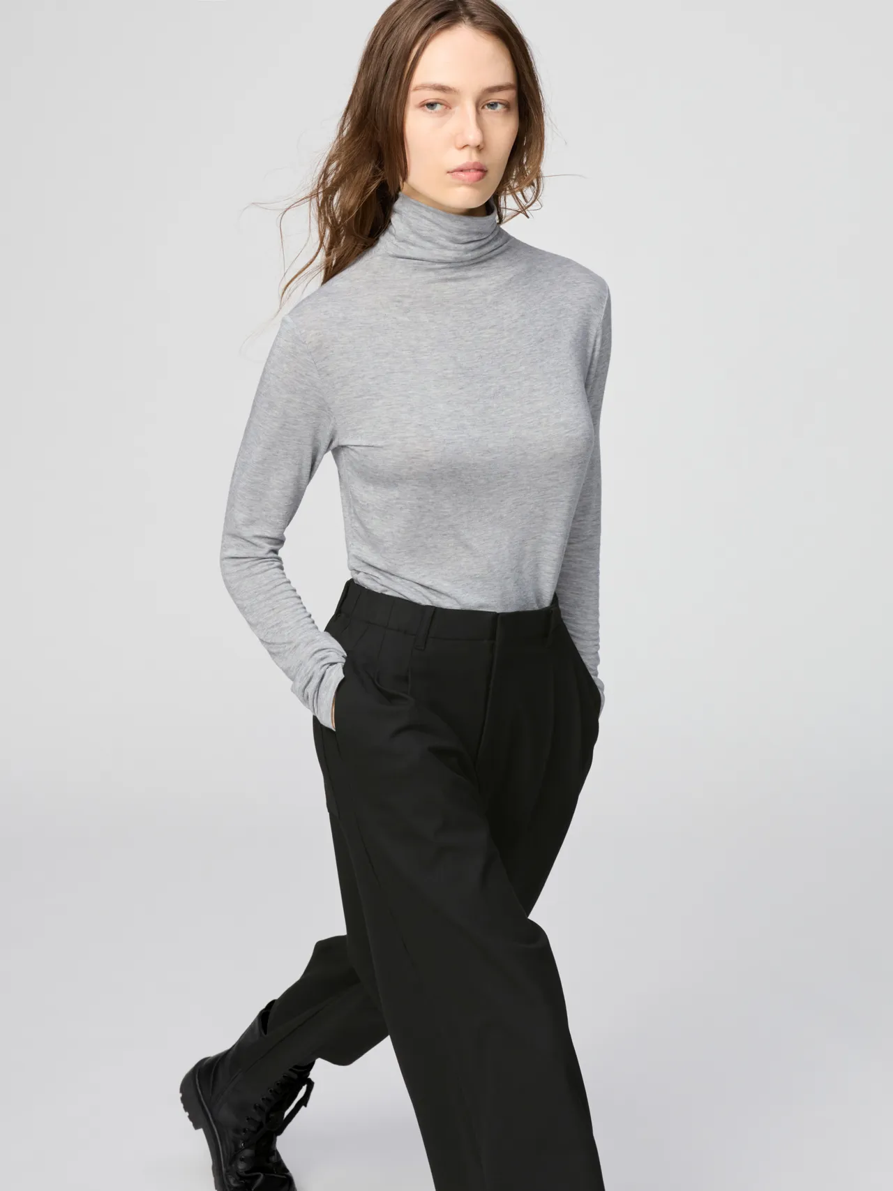 UNIQLO女装HEATTECH极暖喀什米尔混纺高领T恤,690元。品牌提供