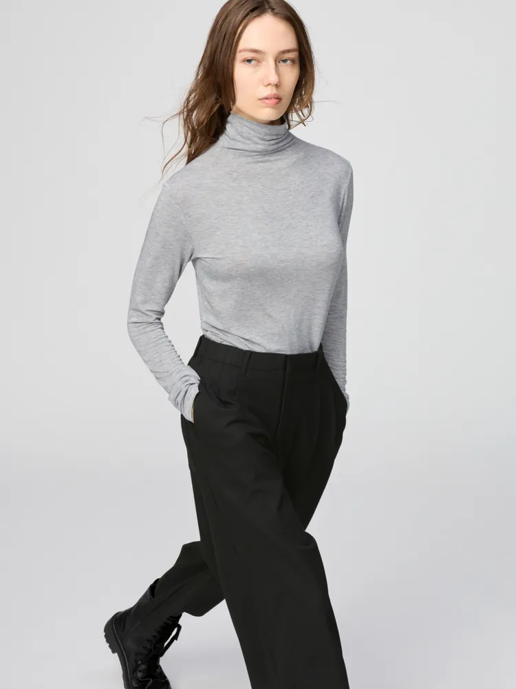 UNIQLO女裝HEATTECH極暖喀什米爾混紡高領T恤，690元。品牌提供