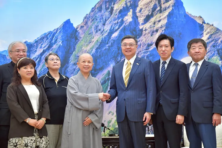 行政院長卓榮泰接見釋昭慧法師一行人。行政院提供