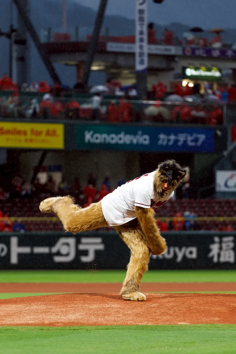 小田切讓日前穿狗狗布偶裝為廣島東洋鯉魚隊開球。翻攝oliver_movie X