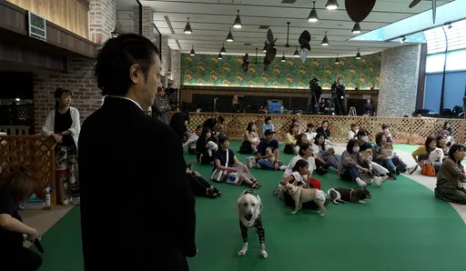 小田切讓扮警犬上癮 招待50隻狗狗看電影