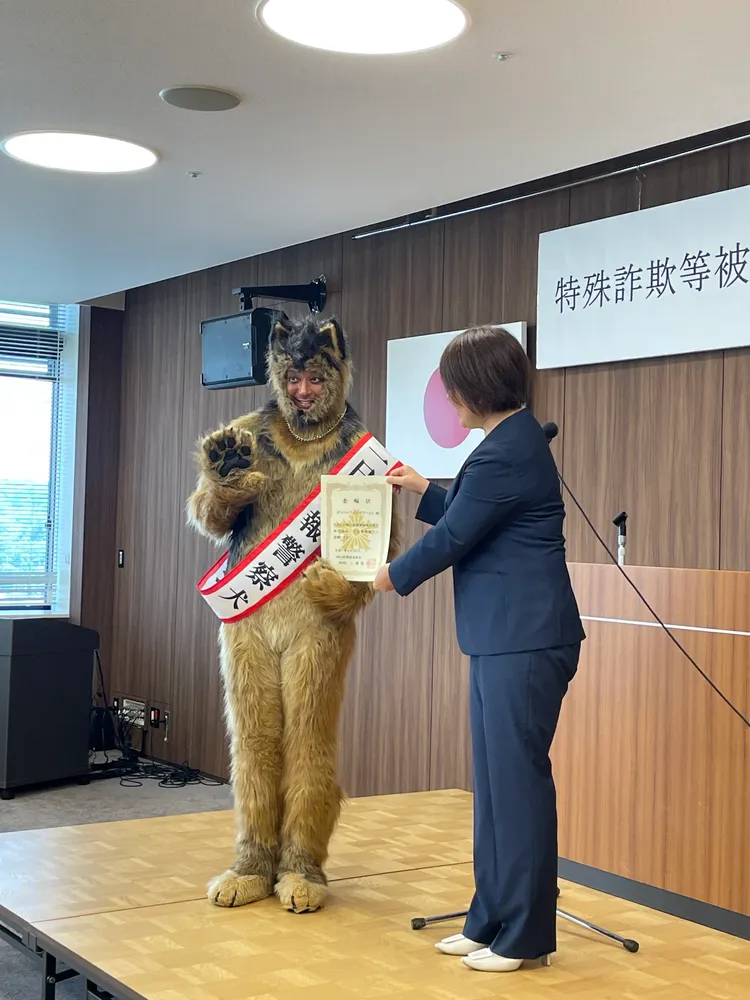 小田切讓日前為岡山縣警擔任「一日公關警犬」，幫忙宣導打詐。翻攝oliver_movie X