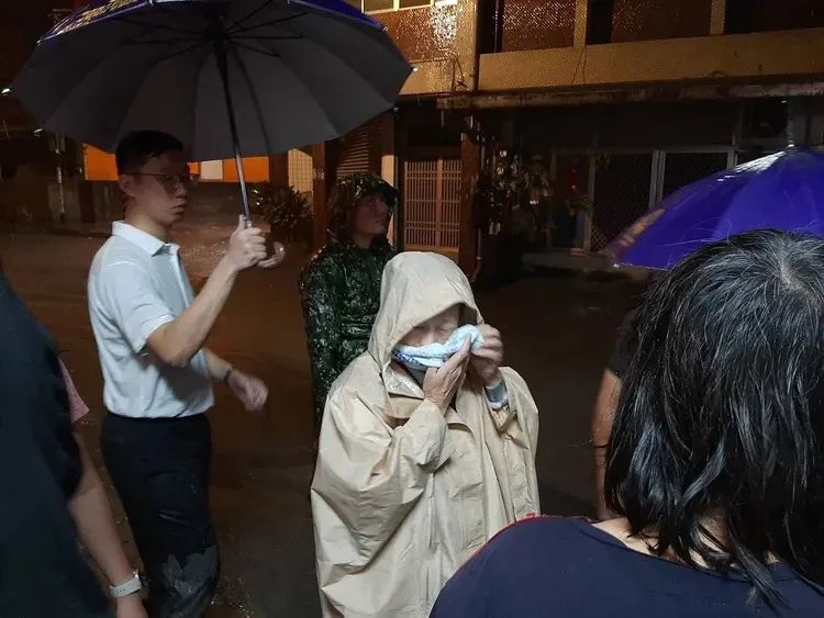 县长徐榛蔚漏夜勘灾情形。翻摄自花莲县长徐榛蔚脸书