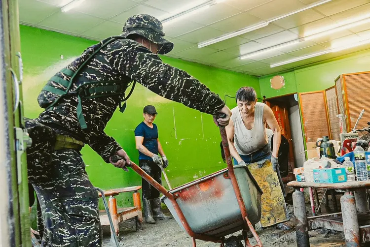 賴清德再次感謝所有支援災區復原工作的每一位志工、行政團隊與國軍兄弟姐妹們。取自賴清德臉書