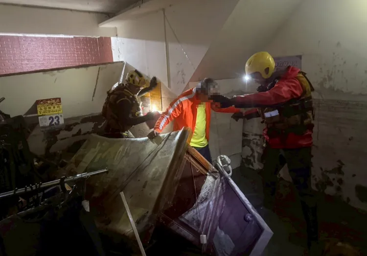 台東搜救隊在一樓救出受困的老人。台東消防局提供