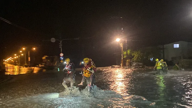 救難人員涉水前進災區救出受困民眾。台東消防局提供