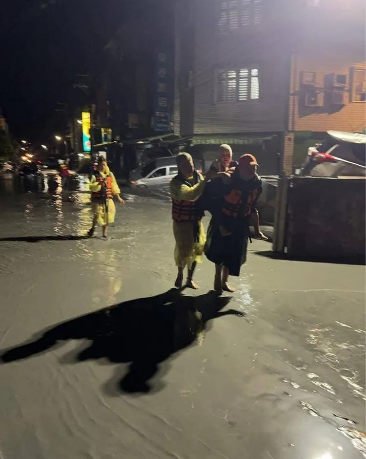 行動不便的老人被搜救隊員揹著救出來。民眾提供