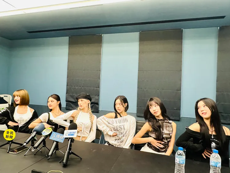 「幻藍小熊」（GENBLUE）搞笑扮醜。林丞偉攝