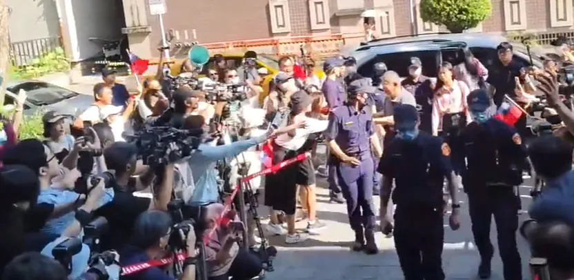 柯文哲重开羁押庭,今天上午现身北院,与一旁守候的小草们击掌打气。庄宗达、张钦摄