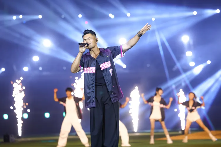 李玖哲昨受邀在台北大巨蛋獻唱。樂天桃猿提供