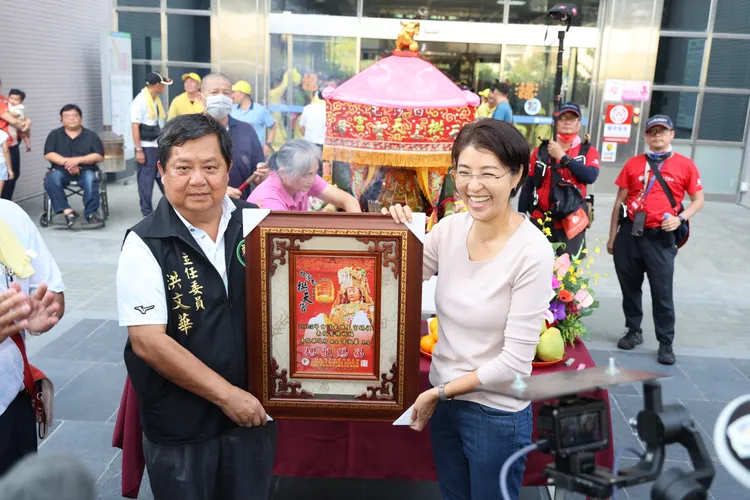 拱天宮主委洪文華致贈「媽祖賜福」匾額，由縣長許淑華代表接受。縣府提供