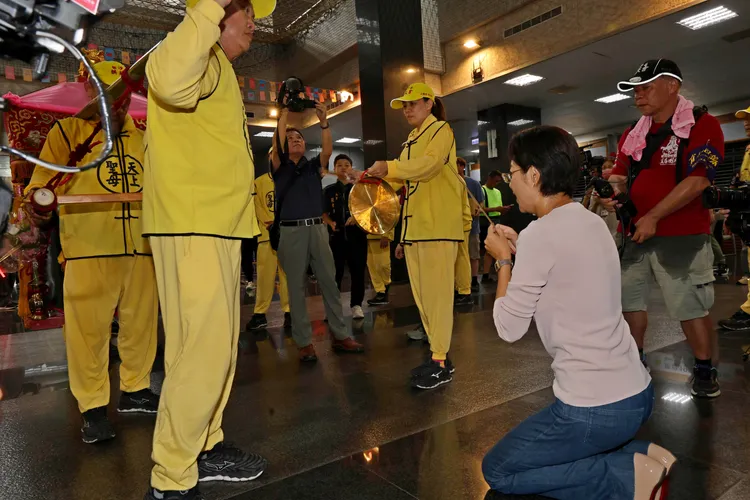 粉紅超跑進入南投縣府大廳，縣長許淑華率隊迎接。縣府提供
