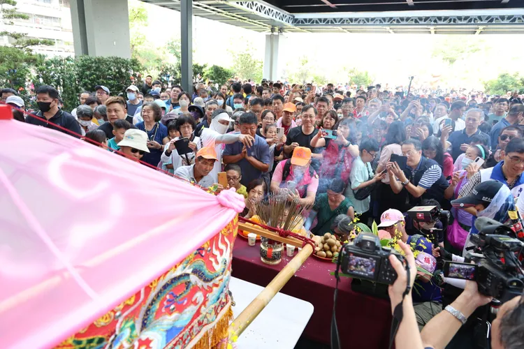 白沙屯媽祖首度造訪南投縣政府，造成轟動。縣府提供