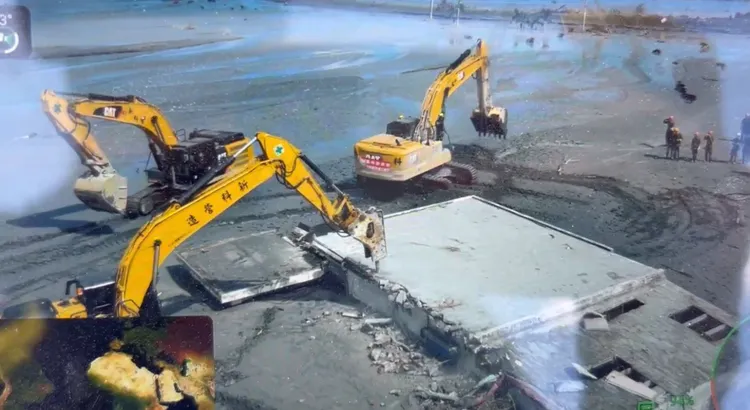 現場出動重機具支援，與搜救人員徒手開挖，總算順利移出阿嬤遺體。翻攝照片