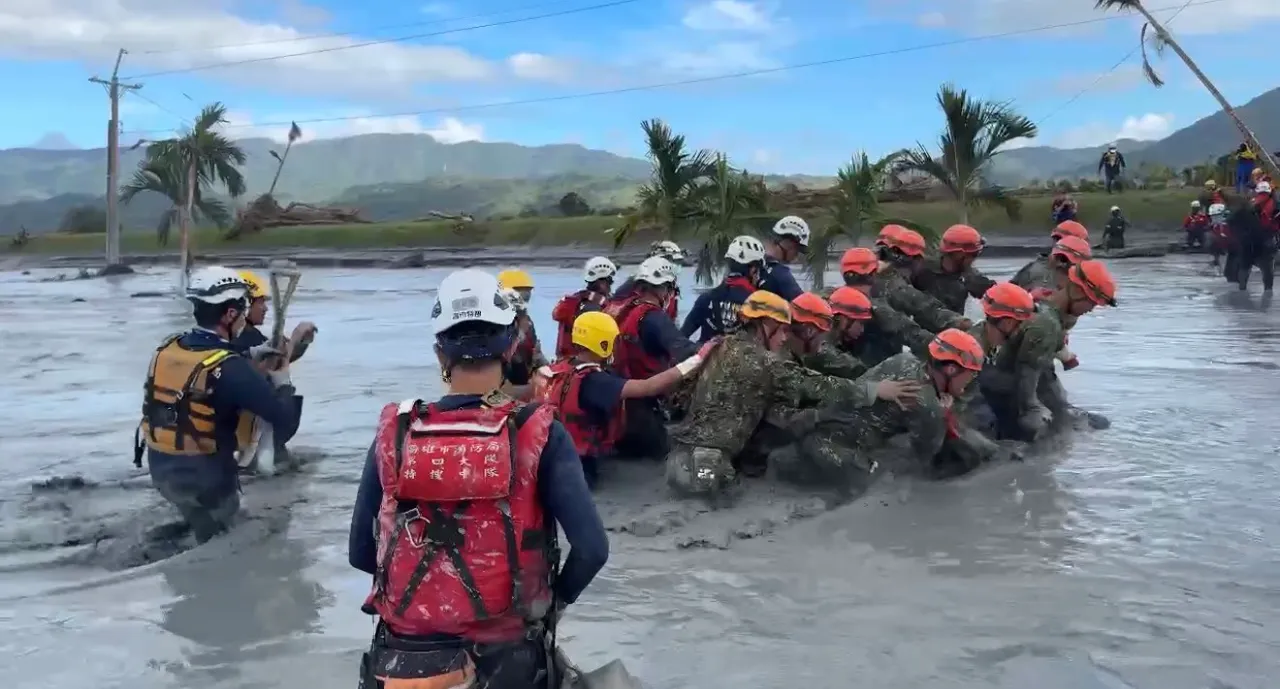 高市特搜队、国军特战队共出动27人前往搜救,徒步涉水前往现场。翻摄照片