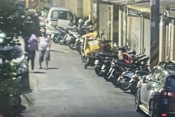 林男返家後與車手面交。警方提供