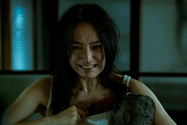 蔡思韵力拚「新一代鬼后」，刀割胸口獻祭展現入魔演技。天予電影提供