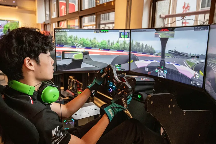 TopTime賽車可體驗環繞螢幕、直驅方向盤與極致阻尼踏板等業界頂尖設備。台北凱達大飯店提供