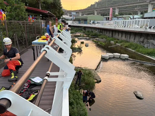75歲老翁墜泰山大窠溪!警消民三方合力拉繩把他救上岸