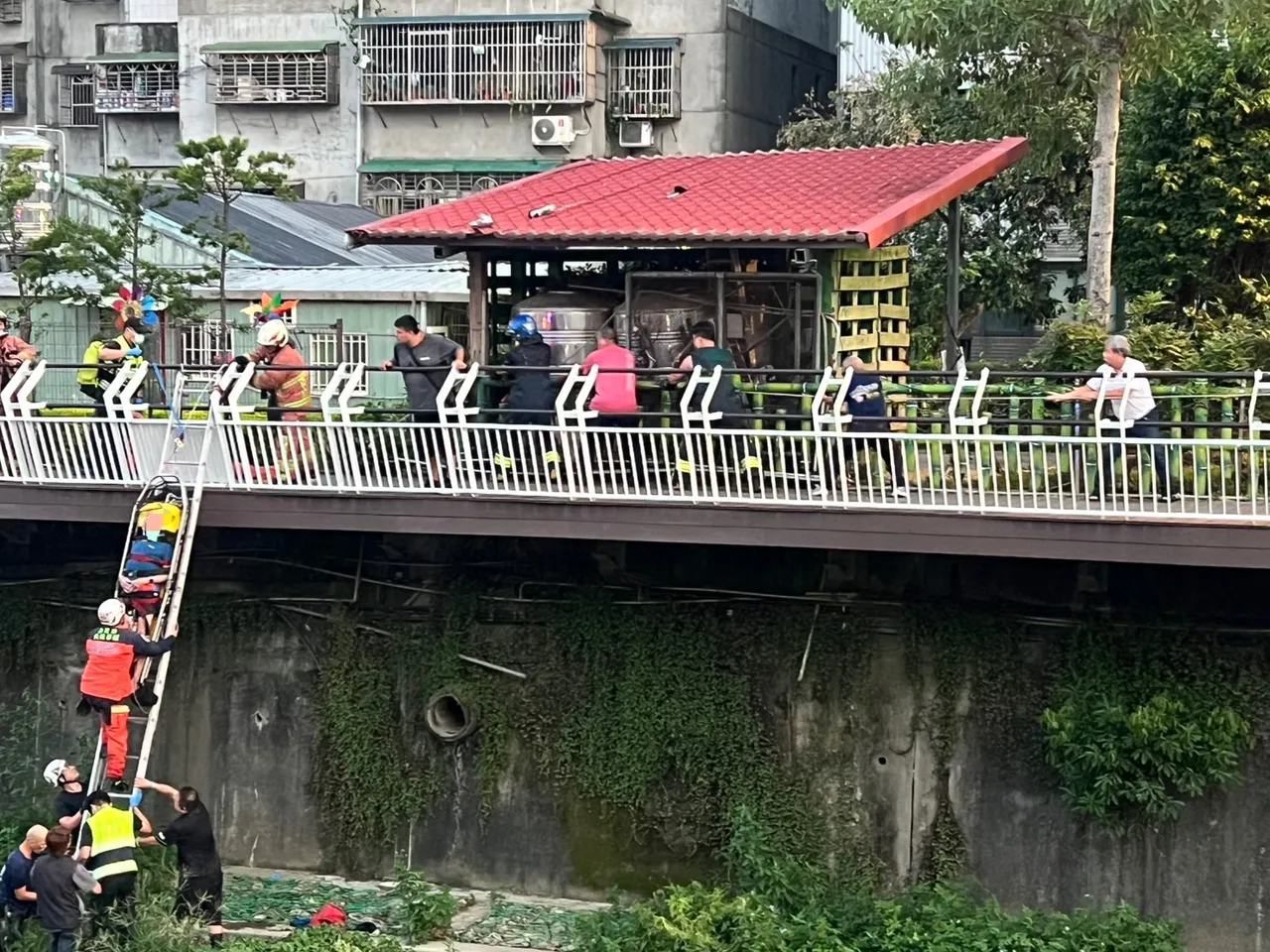 警消民合力将老翁救上岸。警方提供